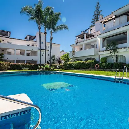 Modern 2 Bedroom Penthouse W/ Terrace, Pool & Bbq דירה מארבלה