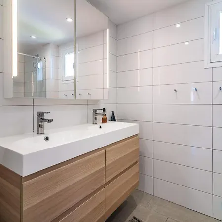 Modern 2 Bedroom Penthouse W/ Terrace, Pool & Bbq