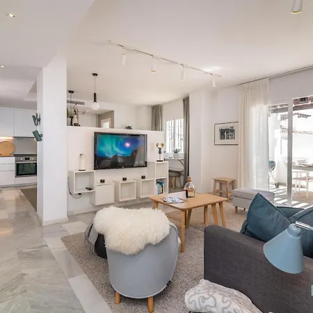 Modern 2 Bedroom Penthouse W/ Terrace, Pool & Bbq דירה מארבלה