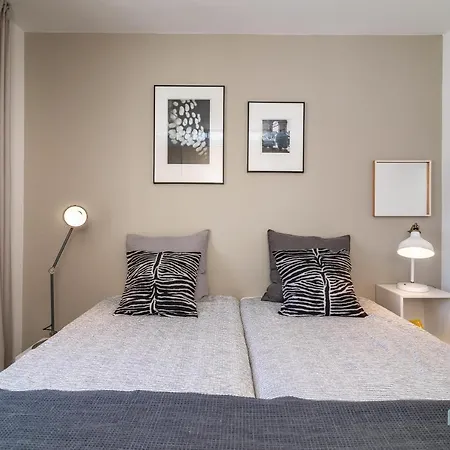 Modern 2 Bedroom Penthouse W/ Terrace, Pool & Bbq Appartement