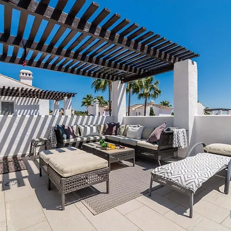 Modern 2 Bedroom Penthouse W/ Terrace, Pool & Bbq Appartement
