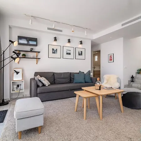 Modern 2 Bedroom Penthouse W/ Terrace, Pool & Bbq Appartement