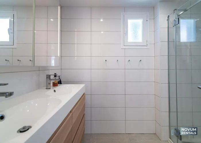 Appartement Modern 2 Bedroom Penthouse W/ Terrace, Pool & Bbq